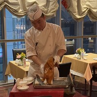 全聚徳 新宿店 - 北京ダックはテーブル前でスライスしてくれる