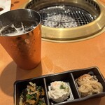 飛驒牛一頭買　燒肉・Akariya - 小菜與Maker's Mark威士忌高球