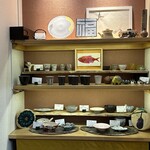 佐とう - 店内で提携している陶芸家様の作品販売コーナー
