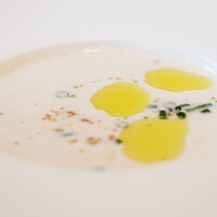 LE PORTIER Par Aux Delices de dodine Toranomon - 本日のランチ 1300円 の冷製のカリフラワーのポタージュ