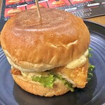 ブラックプール ハンバーガー カフェ - フィッシュバーガー　タルタルソースとフィッシュフライの絶妙な美味しさ！バンズが焼いてある香ばしいフィッシュバーガーはここだけでは？