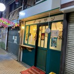 洋食デッサン - ディナー時間にもなると、より一層シャッターだらけな｢浜マーケット｣。
                                最深部に光るあたたかい光♪
                                地元の小学生が書いてくれたのかな？
                                画用紙に描かれたお店のオススメが凄く印象的♪