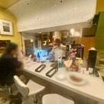 洋食デッサン - 帰り際に撮らせてもらった店内。
                                シェフも万遍の笑顔♪
                                今回、来店時にはシェフ…既に呑んでたꉂ(ˊᗜˋ*)w