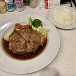 洋食デッサン - ★特厚ポークジンジャーステーキ
      付け合せも凝ってて一級品な…まさに｢逸品｣♪
      ちゃんとアップで撮るべきだったなぁ〜。
      ポークジンジャーステーキって名前だけど、生姜焼きとは全く違う上質なポークステーキ！