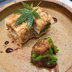 日本料理 TOBIUME - ⑦焼き骨切り鱧(福岡県芦屋産)の押し寿司、焼き甘長唐辛子(福岡県若松産)の大根卸し載せ 
      芳ばしく焼かれた鱧の脂はコクがあり、熱で活性化し旨みを増しています
      甘長唐辛子もアクセントになってて良い感じ