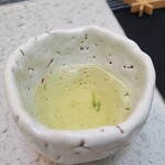 日本料理 TOBIUME - お飲み物⓪2》出品玉露【通常温度のお茶】(八女茶、奥八女:星野製茶園) 【同行者遅れ待ちに例外的に提供】
      次は通常の温度のお茶、温度が高くなると香りが立ちます
      これって石田光成の三献茶に因んでる？