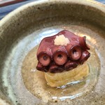 日本料理 TOBIUME - ⑧モロヘイヤ(福岡県若松産)入り素麺瓜(正式名:金糸瓜、福岡県若松産)の玉子寄せ、真蛸の軟煮(福岡県門司産)載せ 
      トロトロな真蛸の軟煮、素麺瓜の食感が面白い
      玉子のコクもありバランスが良いですね