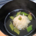 日本料理 TOBIUME - ④槍烏賊&剣先烏賊の烏賊焼売、オクラ、利尻昆布(奥井海生堂の蔵囲3年の1級)と羅臼昆布(奥井海生堂の1級)と削り立て血合抜き本枯節(近海一本釣り鰹の背節)の出汁のお椀
      透明感のある旨みの旋律は最高！