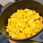 日本料理 TOBIUME - ⑩玉蜀黍(品種:ゴールドラッシュ・福岡県若松産)と太刀魚(福岡県芦屋産)の炊き込みご飯(お米品種:元気つくし・福岡県若松産)
      幸せの色といえば黄色、高倉健さんは小倉出身だからこその謎掛けなのだとか