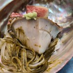 日本料理 TOBIUME - ③稲庭素麺(秋田)&黒鮑の肝ソース掛け、蒸し黒鮑載せ、無花果(福岡県若松産)添え 
      肝ソースと稲庭素麺の相性が抜群、そして無花果もコクのある甘み、何より厚切りの黒鮑がとても良い、昇天しそうです