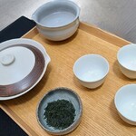 日本料理 TOBIUME - お飲み物⓪1》出品玉露【温めのお茶】(八女茶、奥八女:星野製茶園) 【同行者遅れ待ちに例外的に提供】 
      暑い日だったので最初は温めな温度のお茶
      八女茶の香りと甘みを楽しみました