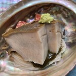 日本料理 TOBIUME - ③稲庭素麺&黒鮑の肝ソース掛け、蒸し黒鮑(福岡県柏原産)載せ、無花果添え 
      細工包丁が入った強烈な厚切りの蒸し黒鮑、サシが入っているのが写真でも分かるほどです
      磯の香り、深い滋味のある旨み、震えます