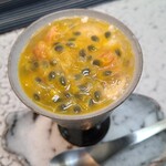 日本料理 TOBIUME - ⑬またいちの塩(福岡県糸島産)メレンゲ、白ワインジュレ、レアチーズ、アイスクリーム、パッションフルーツ(福岡県芦屋産)掛け 
      パッションフルーツの酸味ある甘み、メレンゲのシュッと消える食感が印象的