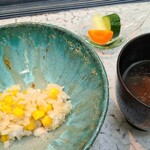 日本料理 TOBIUME - ⑩玉蜀黍(品種:ゴールドラッシュ・福岡県若松産)と太刀魚(福岡県芦屋産)の炊き込みご飯(お米品種:元気つくし・福岡県若松産)
      ⑪赤出汁
      ⑫お漬け物(人参、胡瓜、瓜)