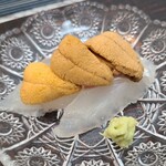 日本料理 TOBIUME - ⑤赤雲丹(福岡県藍島産)
      赤雲丹、舌上5秒ホールド、上品で透明感のある甘み幸せに浸ります
      ⑥真鯛(福岡県芦屋産、朝10時〆)
      放血神経〆して2時間、コリ感はほぼ無くサッパリした旨みを楽しみます