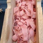 日本料理 TOBIUME - ④削り立て血合抜き本枯節(近海一本釣り鰹の背節)
      脂のある鰹は鰹節に不向きで、沖縄や鹿児島等の亜熱帯域に生息する脂の無い鰹が良い
      血合いは雑味になるので外した背節を使い綺麗で香りのある出汁を引きます