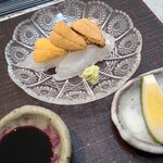 日本料理 TOBIUME - ⑤赤雲丹(福岡県藍島産)
      ⑥真鯛(福岡県芦屋産、朝10時〆)
      山葵(島根県匹見産)&青カボス&白いダイヤ【海塩】(新潟県、ミネラル工房)&自家製土佐醤油《出汁醤油》 