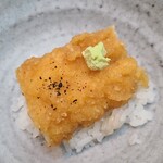 日本料理 TOBIUME - ⑬赤叺(福岡県芦屋産)のフライ丼(お米品種:元気つくし・福岡県若松産)、黒七味掛け、山葵(島根県匹見産)添え 
      赤叺の脂のりが良く、揚げる加熱でグッと旨みが増していますね