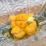 日本料理 TOBIUME - ②皮剥き焼き茄子(福岡県若松産)、葱(福岡県若松産)のゼリー寄せ、赤雲丹(福岡県藍島産)載せ
      赤雲丹の上品で透明感のある旨み、舌の上で5秒ホールドすると口腔内に拡がります
      焼き茄子の優しい甘みもマッチ