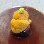 日本料理 TOBIUME - ⓪真蛸の軟煮(福岡県門司産)、赤雲丹(福岡県藍島産)載せ【同行者遅れ待ちに例外的に提供】 
      時間待ちの間にオマケとして出されたのが、コレですがマジか！
      赤雲丹も真蛸の軟煮もメチャ良い