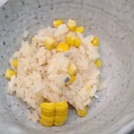 日本料理 TOBIUME - ⑩玉蜀黍(品種:ゴールドラッシュ・福岡県若松産)と太刀魚(福岡県芦屋産)の炊き込みご飯(お米品種:元気つくし・福岡県若松産)
      お腹一杯なのにお代わりしてしまった
      太刀魚の脂の旨みと玉蜀黍の甘みが合う！