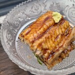 日本料理 TOBIUME - ⑨炭火焼き海鰻(福岡県鐘崎産)、胡瓜&西瓜(共に福岡県若松産)添え 
      脂のりが良く、濃厚な滋味、皮はパリパリに芳ばしく焼かれ、脂がジュワーと溢れ出す
      赤ワインのペアリングも秀逸、嬉しいマリアージュ