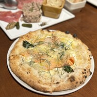 パージナ イタリアン ファイアワークス プラス カフェ ～薪焼きイタリアンとワイン～ - カプリチョーザ（チーズベース）：スモークサーモン/サワークリーム/玉ねぎ/ディル Sサイズ