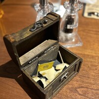 パージナ イタリアン ファイアワークス プラス カフェ ～薪焼きイタリアンとワイン～ - お通し：グラナパダーノ