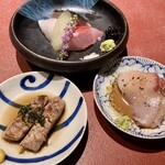 食堂 ぎんみ - お造り5種（青森大間産炙りまぐろは、ニラ醤油漬け他4種。とろろ昆布醤油や「またいちの塩」など、通常の刺身醤油はありません）