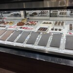 CACAO SAMPAKA - ショーケース（板チョコ・ボンボンショコラ）