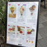 CACAO SAMPAKA - 店舗前メニュー（パフェ・マカロンなど）