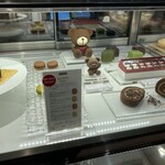 CACAO SAMPAKA - ショーケース（マカロン・熊型チョコ・ロールケーキ）