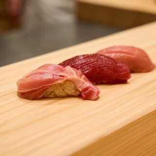 味わい深い、大将の握る鮨と摘み料理をディナーコースで