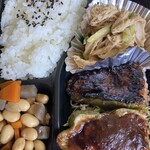 みんなの店 こんさっさ - （手前右）ピーマンの肉詰め
（奥　右）蒸し鶏と胡瓜