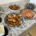 民宿しらい - 塩焼きとエビフライ、奥の発泡スチロールに活車海老が泳いでいます