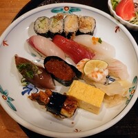 江戸前  一朗 - 令和6年7月 ランチタイム(11:30〜13:30)
                    お寿司御膳 税込1950円
                    にぎり盛り合わせ8貫、巻物4切れ、玉子焼き、小鉢、茶碗蒸し、おわん、生野菜