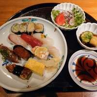 江戸前  一朗 - 令和6年7月 ランチタイム(11:30〜13:30)
                    お寿司御膳 税込1950円
                    にぎり盛り合わせ8貫、巻物4切れ、玉子焼き、小鉢、茶碗蒸し、おわん、生野菜