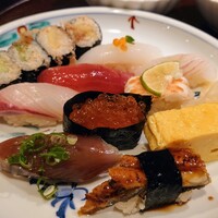 江戸前  一朗 - 令和6年7月 ランチタイム(11:30〜13:30)
                    お寿司御膳 税込1950円
                    にぎり盛り合わせ8貫、巻物4切れ、玉子焼き、小鉢、茶碗蒸し、おわん、生野菜