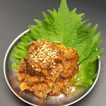 焼肉と鉄鍋 七 - こだわりの1品！名物　牛タンラー油　ご飯のお供に間違いなし！！