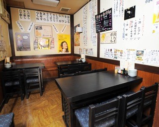 Tonchou - 店内奥のテーブル席