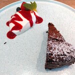 アルポルトカフェ - デザート～ガトーショコラ・パンナコッタ・木苺のソース
