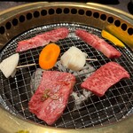 米沢牛・焼肉 さかの - 米沢牛上カルビ（上）米沢牛上ロース（下）