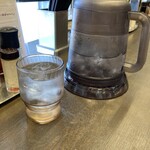 麺屋はる - お冷がドーン　うれし〜