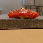 寿司赤酢・望月 - 赤身漬(福井県産地辛子のせ)