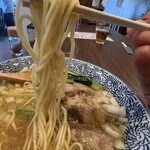 中華そば タンポポ - 木嶋製麺所のストレート細麺　麺が絡んでる