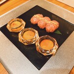 焼肉 神宮 別邸 - 名物和牛生ハンバーグ~トリュフ香る卵黄と供に~
