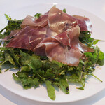 魚河岸トミーナ - 生ハムとルッコラのサラダ(1500円)