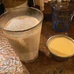 タイニーカフェ - アイスチャイ、プリン