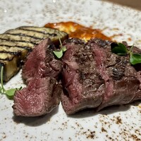 Longrain Tokyo - 桜肉フィレステーキ（馬肉）パッションフルーツソースとナスのグリル。