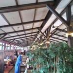 名鉄菜館 - 広い店内は解放感に溢れており、晴れた日には富士山が見える